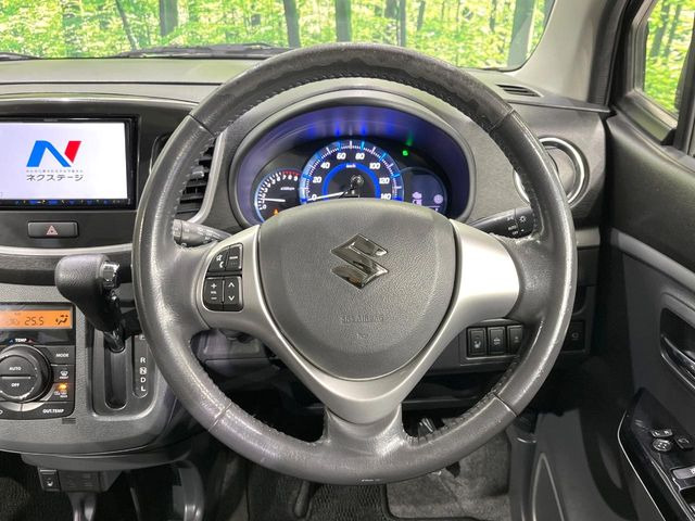 �C���e���A�ɍ��킹���f�U�C���̃X�e�A�����O�́A�^�]�������̂��Ƃ��l���A�^�]���₷���`��A�傫���ł��B�����x�A���ۂɐG���Ă��m���߂��������B