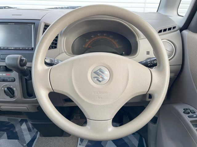 �C���e���A�ɍ��킹���f�U�C���̃X�e�A�����O�́A�^�]�������̂��Ƃ��l���A�^�]���₷���`��A�傫���ł��B�����x�A���ۂɐG���Ă��m���߂��������B