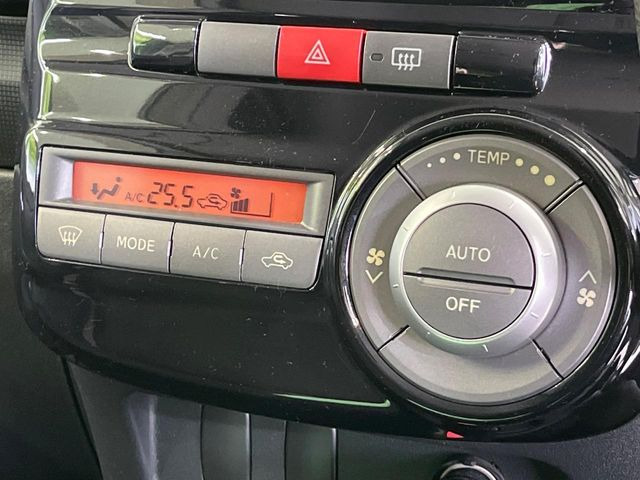 【オートエアコン】一度お好みの温度に設定すれば、車内の温度を検知し風量や温度を自動で調整。暑い&hellip;寒い&hellip;と何度もスイッチ操作をする必要はありません。快適な車内空間には必須の機能ですね♪