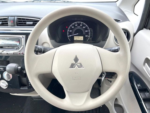 �C���e���A�ɍ��킹���f�U�C���̃X�e�A�����O�́A�^�]�������̂��Ƃ��l���A�^�]���₷���`��A�傫���ł��B�����x�A���ۂɐG���Ă��m���߂��������B