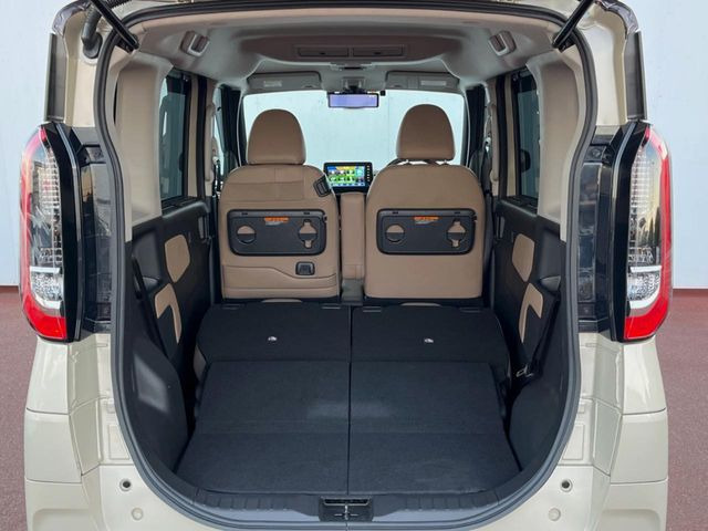 ���i�̂���������ʋ΁A���}���ɏ\���ȉ׎��X�y�[�X���m�ۂ��Ă���܂��B�Z�J���h�V�[�g��|���ƁA�傫�ȉו��̐ύڂ��\�ł���