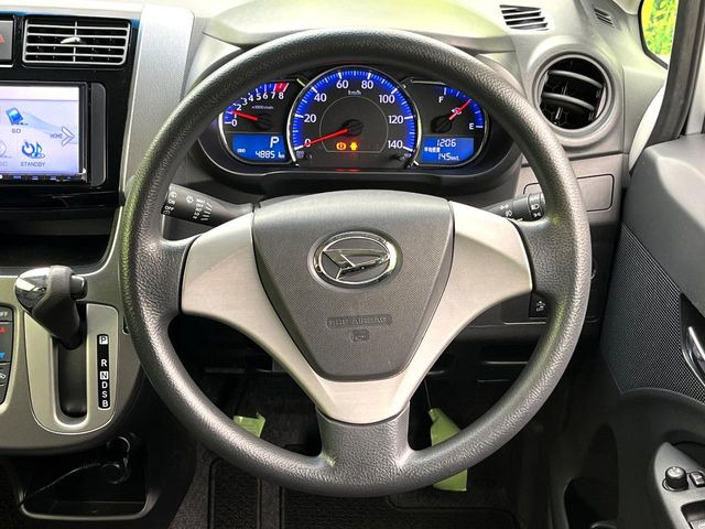 �C���e���A�ɍ��킹���f�U�C���̃X�e�A�����O�́A�^�]�������̂��Ƃ��l���A�^�]���₷���`��A�傫���ł��B�����x�A���ۂɐG���Ă��m���߂��������B