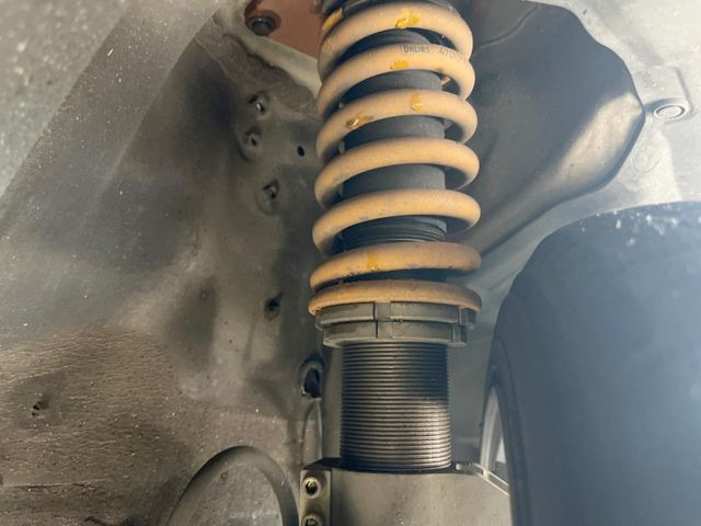 �yOHLINS�ԍ����z�ԍ����Ⴍ�Ȃ�A�X�^�C���b�V���Ȍ����ڂƂȂ��Ă���܂��B�ԗ��̏d�S�������鎖�ŁA���s���̈��萫�����サ�܂���