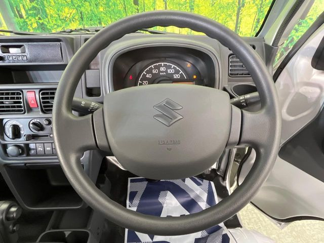 �C���e���A�ɍ��킹���f�U�C���̃X�e�A�����O�́A�^�]�������̂��Ƃ��l���A�^�]���₷���`��A�傫���ł��B�����x�A���ۂɐG���Ă��m���߂��������B