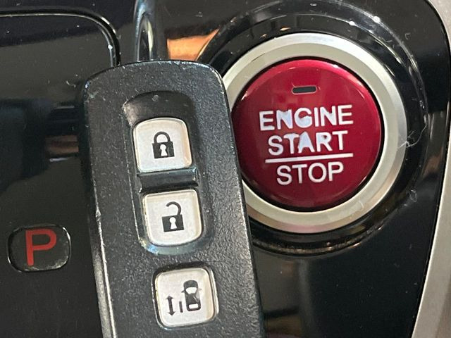 �yHonda�X�}�[�g�L�[�z�J�o����|�P�b�g�ɓ��ꂽ�܂܂ł��h�A�̎{���E�������\�ȃX�}�[�g�L�[�𑕔��B�G���W���̃I���E�I�t�����J�M�����o���K�v����������Ƃ��Ă��֗��ł���