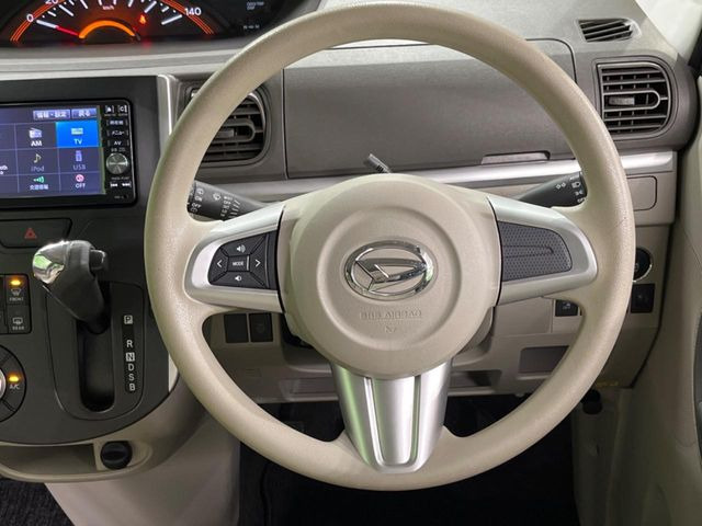 �C���e���A�ɍ��킹���f�U�C���̃X�e�A�����O�́A�^�]�������̂��Ƃ��l���A�^�]���₷���`��A�傫���ł��B�����x�A���ۂɐG���Ă��m���߂��������B