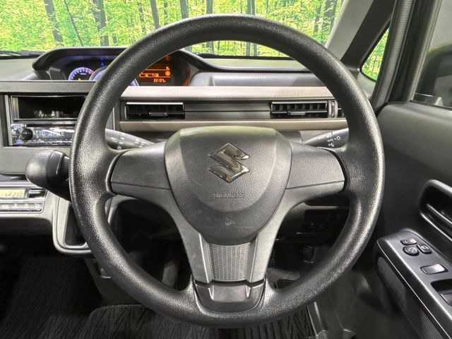 �C���e���A�ɍ��킹���f�U�C���̃X�e�A�����O�́A�^�]�������̂��Ƃ��l���A�^�]���₷���`��A�傫���ł��B�����x�A���ۂɐG���Ă��m���߂��������B