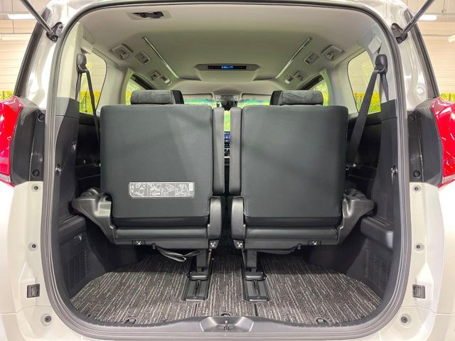 ���i�̂���������ʋ΁A���}���ɏ\���ȉ׎��X�y�[�X���m�ۂ��Ă���܂��B�Z�J���h�V�[�g��|���ƁA�傫�ȉו��̐ύڂ��\�ł���