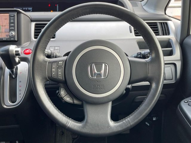 �y�����v�����X�e�A�����O�z�㎿�Ȋv���g�p���邱�ƂŁA��ɂ����������݂ƂĂ��^�]���₷���n���h���ł���