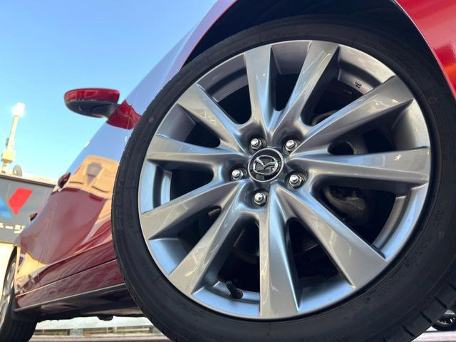 �y����18�C���`�A���~�z�C�[���z�O�ςɃ}�b�`���������A���~�z�C�[���𑕒����Ă���܂��B�e��ЊO�A���~�z�C�[����A�X�^�b�h���X�^�C�����戵�����Ă���܂��B���񂲑��k����������