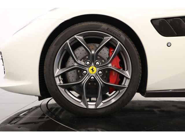 �����ɂ�20�C���`�}�b�g�O���W�I�R���T�b���A���~�z�C�[���𑕔����Ă���܂��B�^�C���̎c�a���t�����g�A���A����7�`8���R���x�c���Ă���܂��̂ŁA���g�����������܂��B