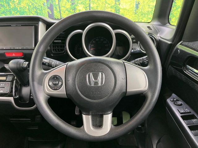 �C���e���A�ɍ��킹���f�U�C���̃X�e�A�����O�́A�^�]�������̂��Ƃ��l���A�^�]���₷���`��A�傫���ł��B�����x�A���ۂɐG���Ă��m���߂��������B