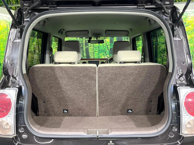 ���i�̂���������ʋ΁A���}���ɏ\���ȉ׎��X�y�[�X���m�ۂ��Ă���܂��B�Z�J���h�V�[�g��|���ƁA�傫�ȉו��̐ύڂ��\�ł���