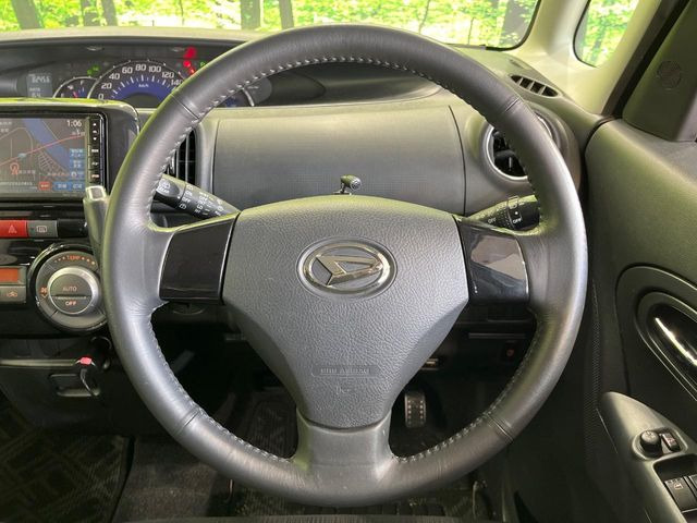 【純正革巻きステアリング】上質な革を使用することで、手にしっかり馴染みとても運転しやすいハンドルです♪