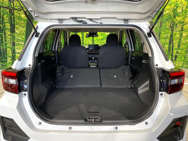 ���i�̂���������ʋ΁A���}���ɏ\���ȉ׎��X�y�[�X���m�ۂ��Ă���܂��B�Z�J���h�V�[�g��|���ƁA�傫�ȉו��̐ύڂ��\�ł���