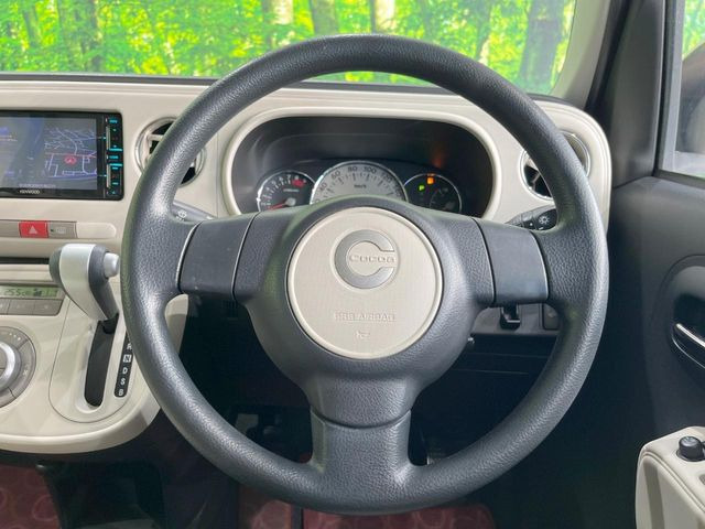 �C���e���A�ɍ��킹���f�U�C���̃X�e�A�����O�́A�^�]�������̂��Ƃ��l���A�^�]���₷���`��A�傫���ł��B�����x�A���ۂɐG���Ă��m���߂��������B