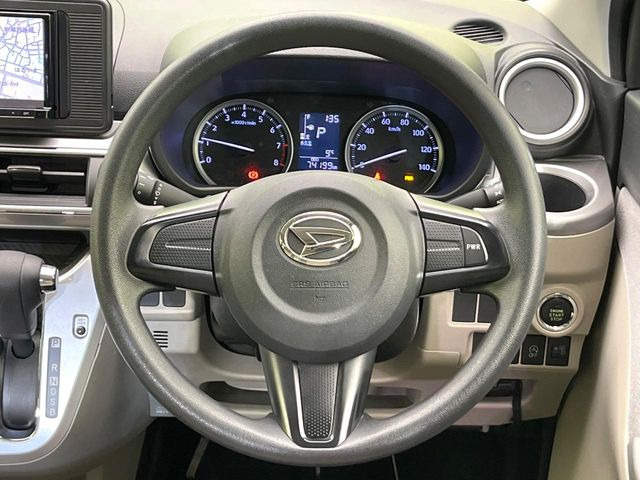 �C���e���A�ɍ��킹���f�U�C���̃X�e�A�����O�́A�^�]�������̂��Ƃ��l���A�^�]���₷���`��A�傫���ł��B�����x�A���ۂɐG���Ă��m���߂��������B