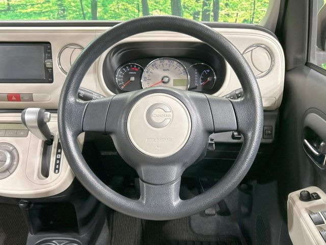 �C���e���A�ɍ��킹���f�U�C���̃X�e�A�����O�́A�^�]�������̂��Ƃ��l���A�^�]���₷���`��A�傫���ł��B�����x�A���ۂɐG���Ă��m���߂��������B