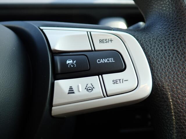 �y�N���[�Y�R���g���[���z�������H�ł̒��������s���y�Ɂ�A�N�Z���y�_���𓥂܂��Ɏԑ������ɕۂ��Ƃ��\�ł��B�O���̎ԗ������m���ĎԊԂ�ۂ悤�ɑ��x���߂��Ă���܂�!!