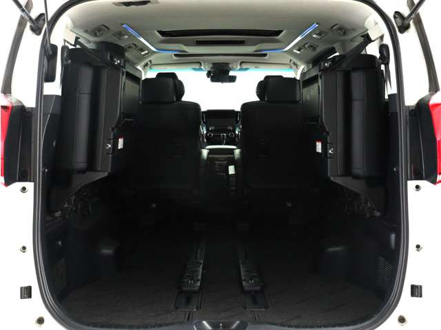 ミニバン最大級のスペース!ご家族、お友達とのキャンプやバーベキューほか、お仕事でも十分な容量が有ります!