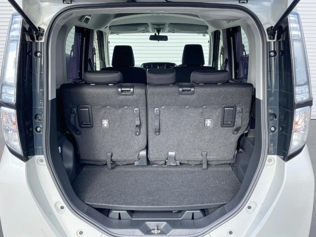 ���i�̂���������ʋ΁A���}���ɏ\���ȉ׎��X�y�[�X���m�ۂ��Ă���܂��B�Z�J���h�V�[�g��|���ƁA�傫�ȉו��̐ύڂ��\�ł���