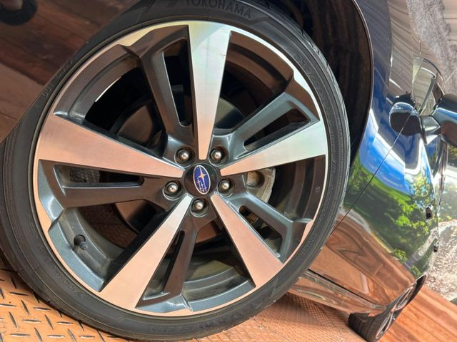 �y����18�C���`�A���~�z�C�[���z�O�ςɃ}�b�`���������A���~�z�C�[���𑕒����Ă���܂��B�e��ЊO�A���~�z�C�[����A�X�^�b�h���X�^�C�����戵�����Ă���܂��B���񂲑��k����������