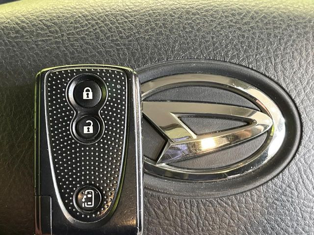 【キーフリーシステム】カバンやポケットに入れたままでもドアの施錠・解錠が可能なスマートキーを装備。エンジンのオン・オフ時もカギを取り出す必要が無いからとっても便利です♪