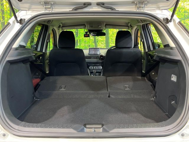 ���i�̂���������ʋ΁A���}���ɏ\���ȉ׎��X�y�[�X���m�ۂ��Ă���܂��B�Z�J���h�V�[�g��|���ƁA�傫�ȉו��̐ύڂ��\�ł���