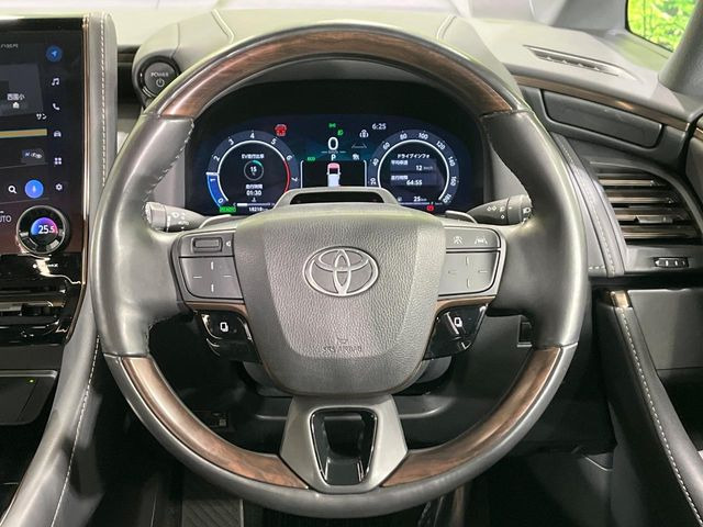 �C���e���A�ɍ��킹���f�U�C���̃X�e�A�����O�́A�^�]�������̂��Ƃ��l���A�^�]���₷���`��A�傫���ł��B�����x�A���ۂɐG���Ă��m���߂��������B