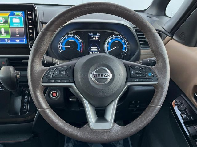 �C���e���A�ɍ��킹���f�U�C���̃X�e�A�����O�́A�^�]�������̂��Ƃ��l���A�^�]���₷���`��A�傫���ł��B�����x�A���ۂɐG���Ă��m���߂��������B