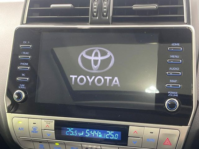 【メーカー純正ナビ】インテリアに溶け込むスタイリッシュな「専用設計」メーカーナビを装備♪視認性や操作性など基本性能にも優れ、より上質なカーライフをお楽しみいただけます。