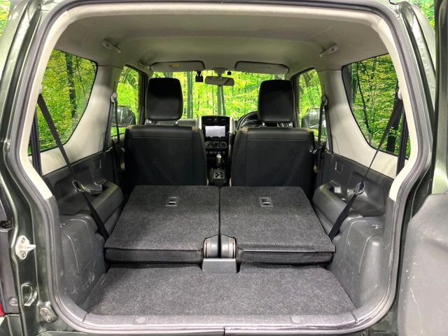 ���i�̂���������ʋ΁A���}���ɏ\���ȉ׎��X�y�[�X���m�ۂ��Ă���܂��B�Z�J���h�V�[�g��|���ƁA�傫�ȉו��̐ύڂ��\�ł���