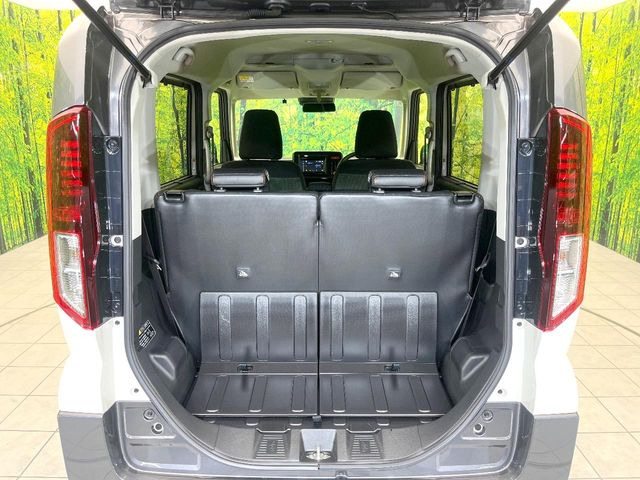 ���i�̂���������ʋ΁A���}���ɏ\���ȉ׎��X�y�[�X���m�ۂ��Ă���܂��B�Z�J���h�V�[�g��|���ƁA�傫�ȉו��̐ύڂ��\�ł���