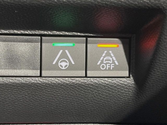 �����[���L�[�s���O�A�V�X�g:���s�Ԑ��̈�E�������Ă����@�\�B���s���ɁA�N���}���Ԑ�����O��Ă��邱�Ƃ��J���������m����ƁA�X�e�A�����O����U�������ăh���C�o�[�Ɍx�����܂��B