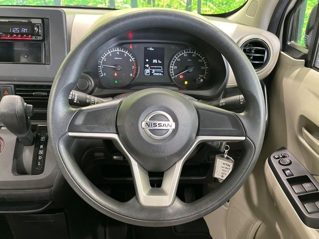 �C���e���A�ɍ��킹���f�U�C���̃X�e�A�����O�́A�^�]�������̂��Ƃ��l���A�^�]���₷���`��A�傫���ł��B�����x�A���ۂɐG���Ă��m���߂��������B