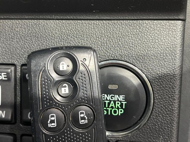 �y�L�[�t���[�V�X�e���z�J�o����|�P�b�g�ɓ��ꂽ�܂܂ł��h�A�̎{���E�������\�ȃX�}�[�g�L�[�𑕔��B�G���W���̃I���E�I�t�����J�M�����o���K�v����������Ƃ��Ă��֗��ł���