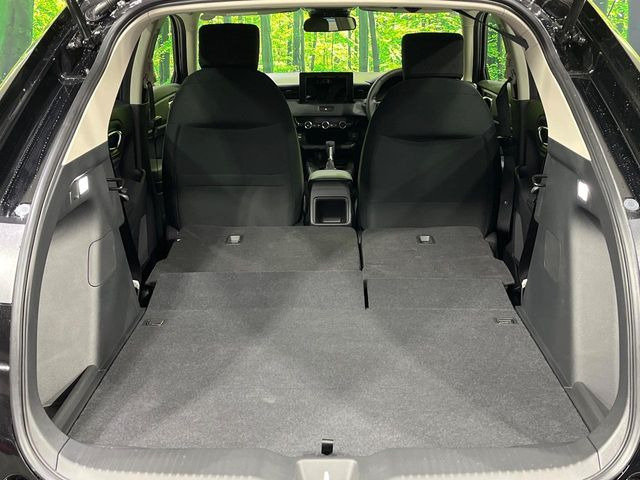 ���i�̂���������ʋ΁A���}���ɏ\���ȉ׎��X�y�[�X���m�ۂ��Ă���܂��B�Z�J���h�V�[�g��|���ƁA�傫�ȉו��̐ύڂ��\�ł���