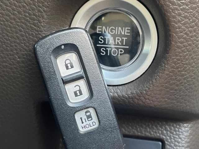 �yHonda�X�}�[�g�L�[�z�J�o����|�P�b�g�ɓ��ꂽ�܂܂ł��h�A�̎{���E�������\�ȃX�}�[�g�L�[�𑕔��B�G���W���̃I���E�I�t�����J�M�����o���K�v����������Ƃ��Ă��֗��ł���
