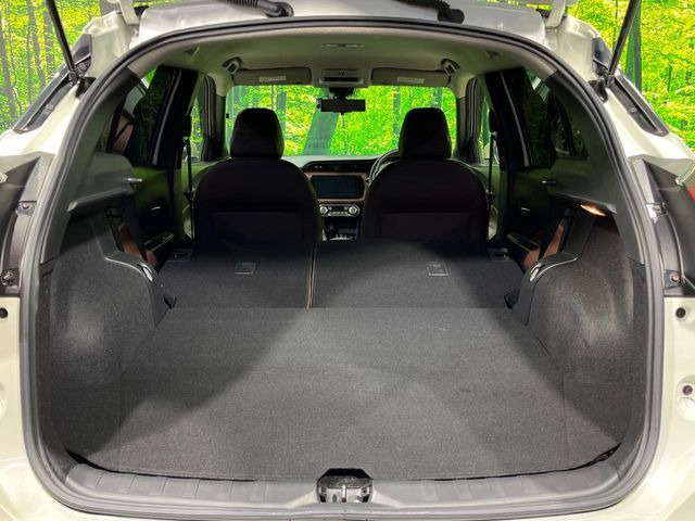 ���i�̂���������ʋ΁A���}���ɏ\���ȉ׎��X�y�[�X���m�ۂ��Ă���܂��B�Z�J���h�V�[�g��|���ƁA�傫�ȉו��̐ύڂ��\�ł���