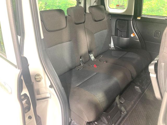 後部座席も気になるようなキズ・汚れやへたり等、大きなダメージはなく、良好な状態です。