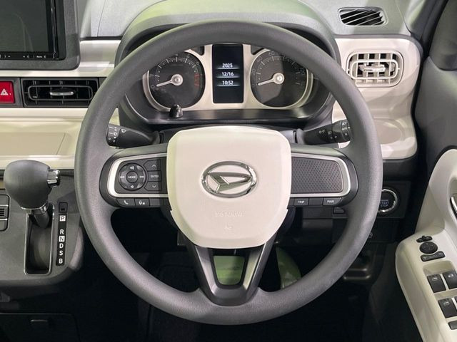 �C���e���A�ɍ��킹���f�U�C���̃X�e�A�����O�́A�^�]�������̂��Ƃ��l���A�^�]���₷���`��A�傫���ł��B�����x�A���ۂɐG���Ă��m���߂��������B