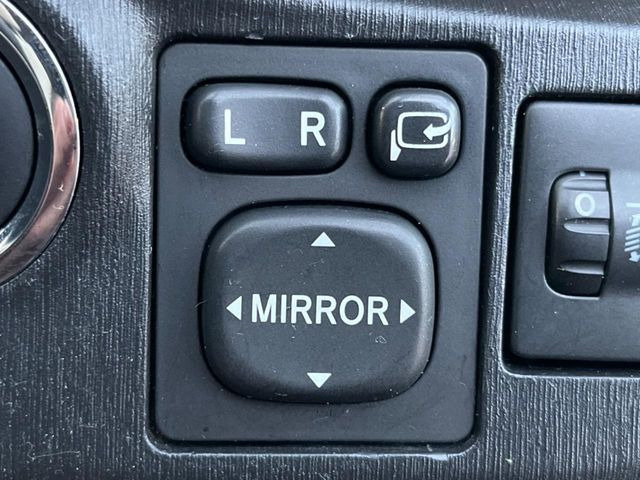 �y�d���i�[�~���[�z�T�C�h�~���[�͓d���i�[���ƂȂ��Ă���A�������ԏ�ł��L�Y�������X�N��}�����܂��B