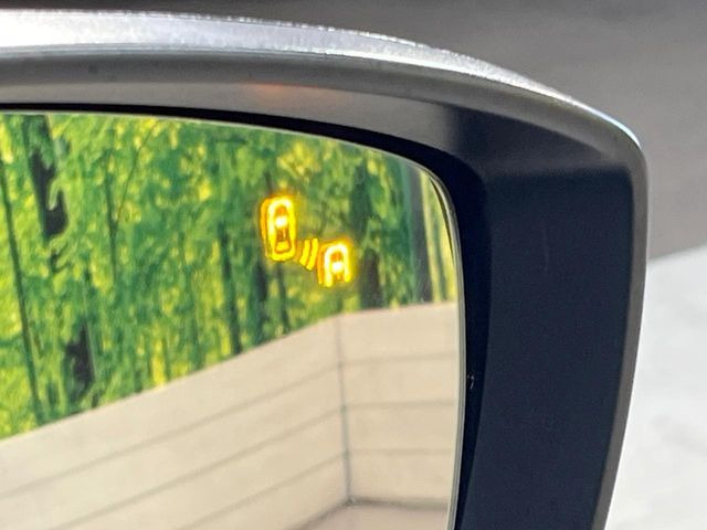 【ブラインドスポットモニタリング】走行中、ドアミラーの死角になりやすい箇所に後続車が接近するとサイドミラー付近に警告を表示、ドライバーに注意喚起をしてくれます。