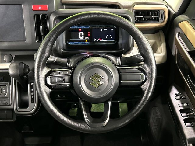 �C���e���A�ɍ��킹���f�U�C���̃X�e�A�����O�́A�^�]�������̂��Ƃ��l���A�^�]���₷���`��A�傫���ł��B�����x�A���ۂɐG���Ă��m���߂��������B