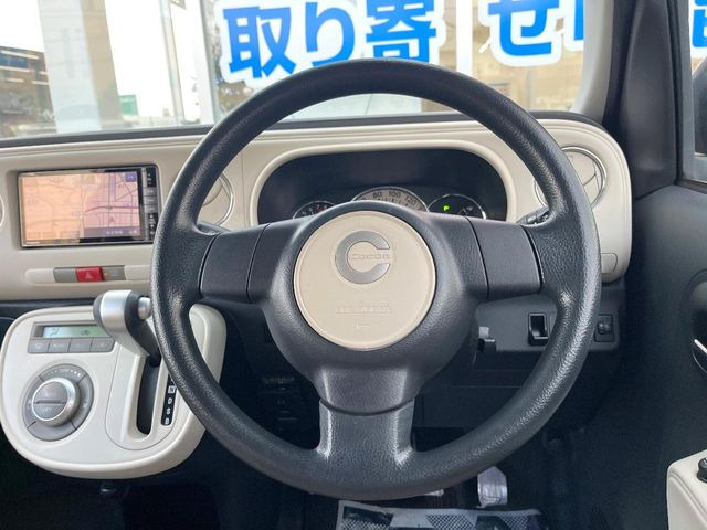 �C���e���A�ɍ��킹���f�U�C���̃X�e�A�����O�́A�^�]�������̂��Ƃ��l���A�^�]���₷���`��A�傫���ł��B�����x�A���ۂɐG���Ă��m���߂��������B