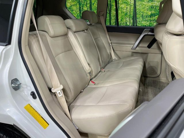 後部座席も気になるようなキズ・汚れやへたり等、大きなダメージはなく、良好な状態です。