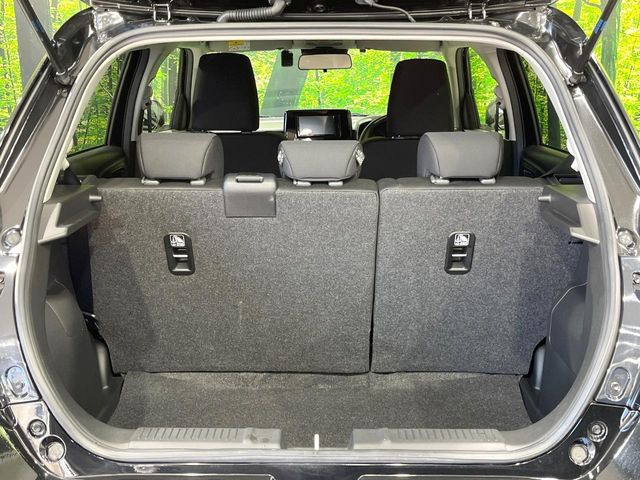 ���i�̂���������ʋ΁A���}���ɏ\���ȉ׎��X�y�[�X���m�ۂ��Ă���܂��B�Z�J���h�V�[�g��|���ƁA�傫�ȉו��̐ύڂ��\�ł���