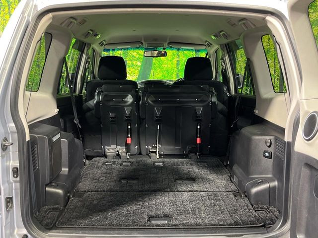 ���i�̂���������ʋ΁A���}���ɏ\���ȉ׎��X�y�[�X���m�ۂ��Ă���܂��B�Z�J���h�V�[�g��|���ƁA�傫�ȉו��̐ύڂ��\�ł���