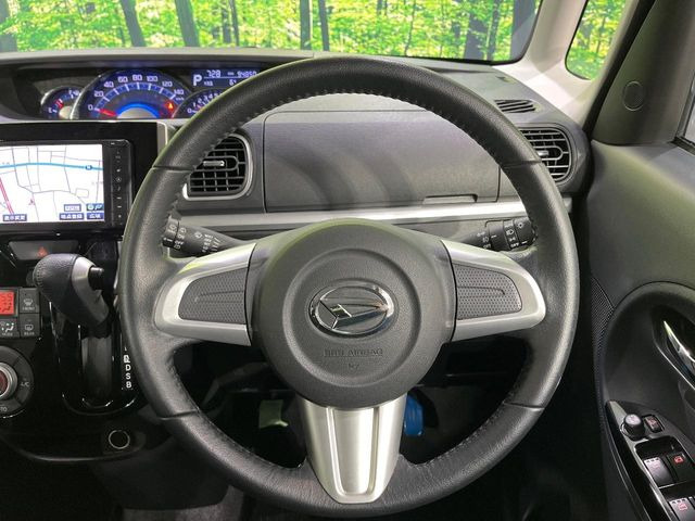 �C���e���A�ɍ��킹���f�U�C���̃X�e�A�����O�́A�^�]�������̂��Ƃ��l���A�^�]���₷���`��A�傫���ł��B�����x�A���ۂɐG���Ă��m���߂��������B