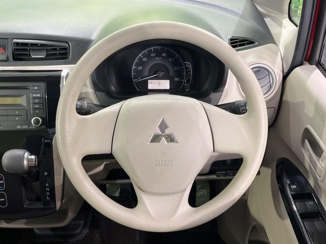 �C���e���A�ɍ��킹���f�U�C���̃X�e�A�����O�́A�^�]�������̂��Ƃ��l���A�^�]���₷���`��A�傫���ł��B�����x�A���ۂɐG���Ă��m���߂��������B